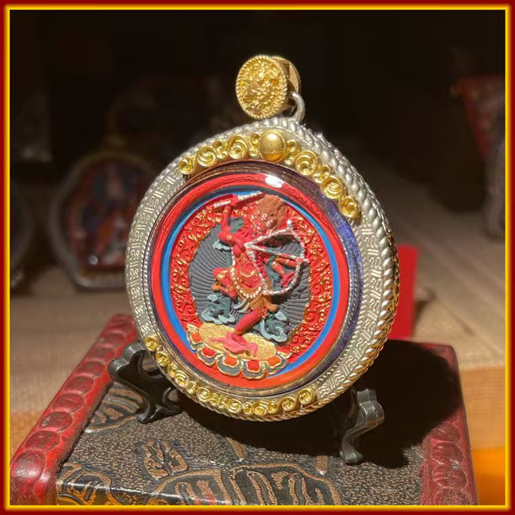 This is a Buddhist amulet made of clay by artisans on the roof of the world, fired at high temperatures, and hand-painted with mineral pigments. It is called Ming Buddha Wood.