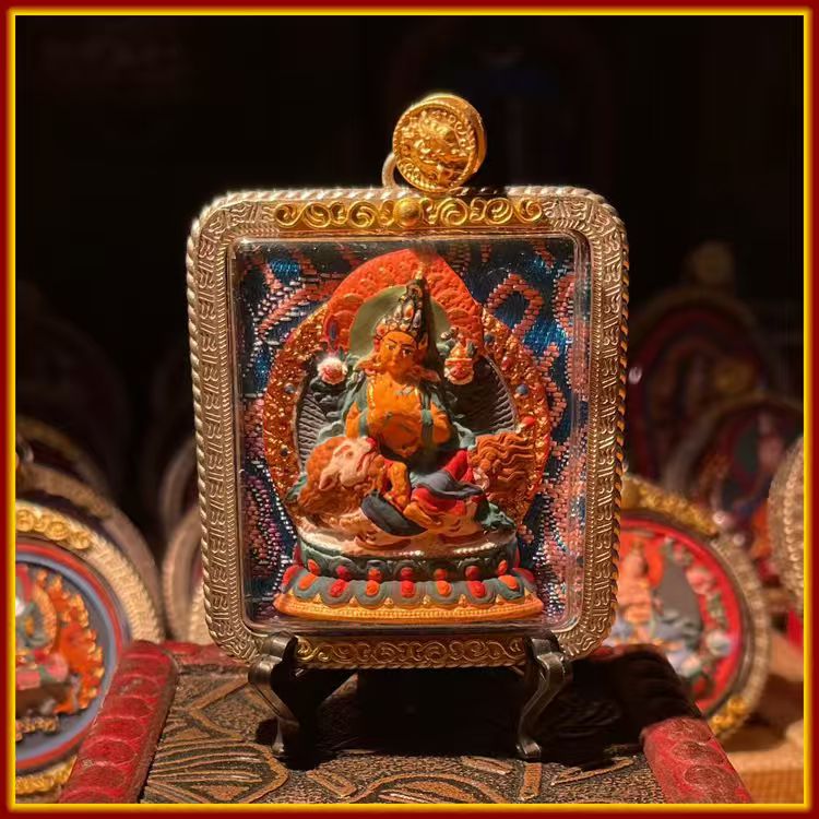 This is a Buddha amulet made of clay by artisans on the roof of the world, fired at high temperatures, and then hand-painted with mineral pigments. It is said to be named after Manjushri Bodhisattva.