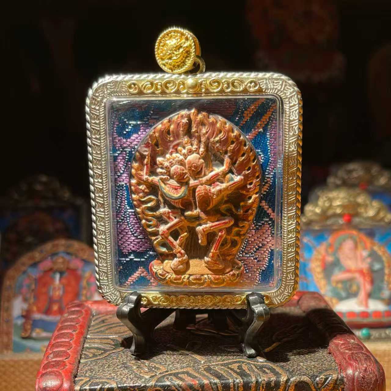 This is a Buddhist amulet made of clay by artisans on the roof of the world. It was fired at high temperatures and then hand-painted with mineral pigments. Its name is Shi Tuolingzhu.
