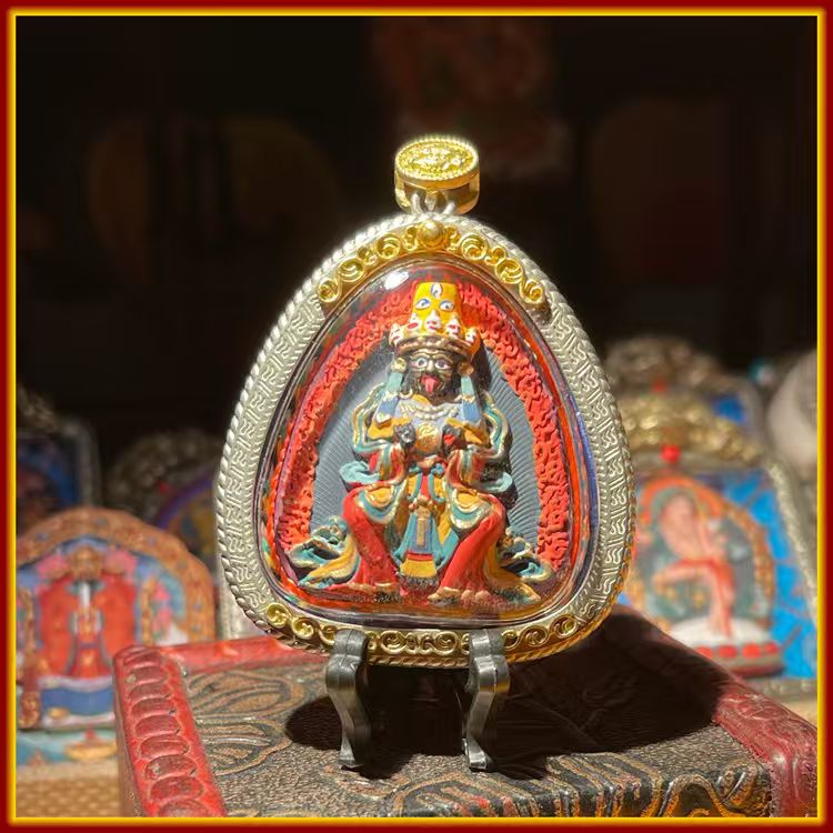 This is a Buddha amulet made of clay by artisans on the roof of the world, fired at high temperatures, and then hand-painted with mineral pigments. Its name is Zhaqilam.