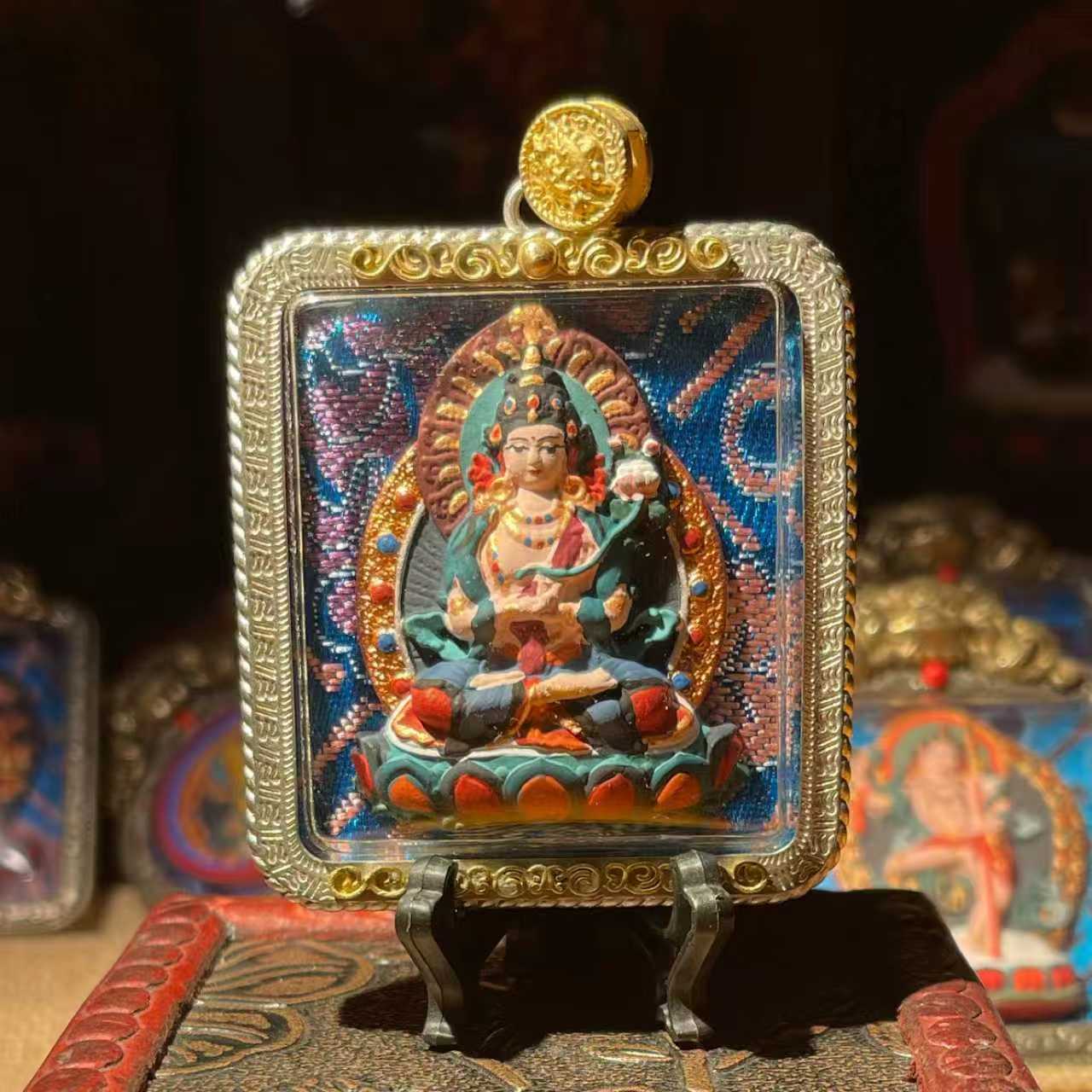This is a Buddha amulet made of clay by artisans on the roof of the world, fired at high temperatures, and then hand-painted with mineral pigments. Its name is Mahasthamaprapta Bodhisattva.