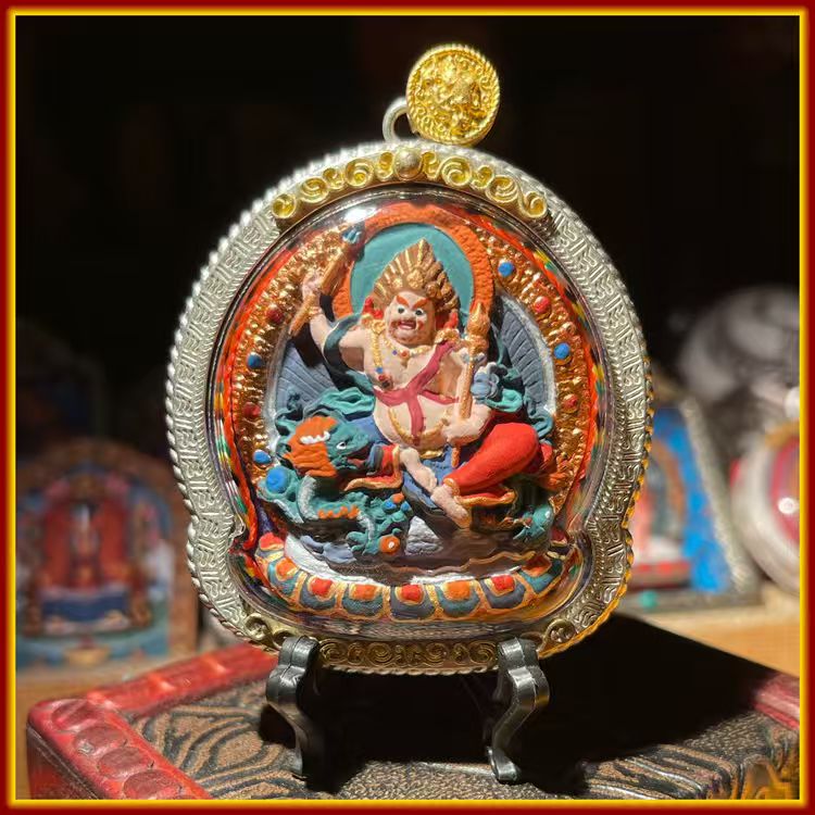 This is a Buddha amulet made of clay by artisans on the roof of the world, fired at high temperatures, and hand-painted with mineral pigments. Its name is White Jambhala.