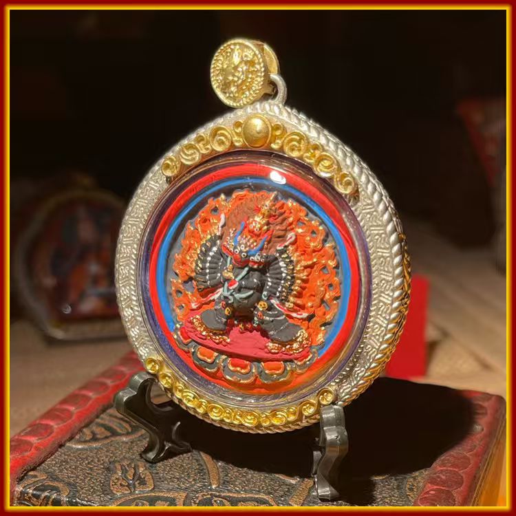 This is a Buddha amulet made of clay by artisans on the roof of the world, fired at high temperatures, and hand-painted with mineral pigments. Its name is Vajra Mahākāra.