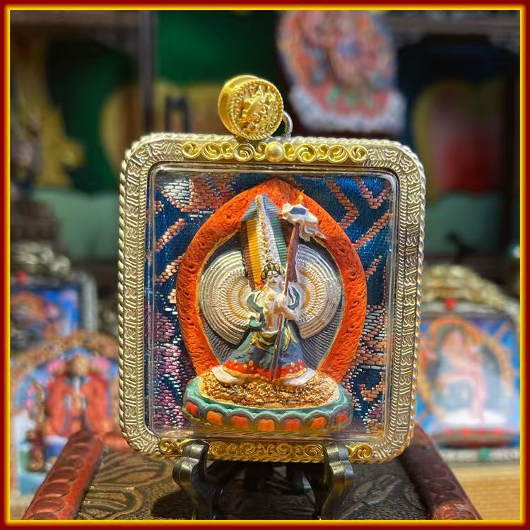 This is a Buddha amulet made of clay by artisans on the roof of the world, fired at high temperatures, and then hand-painted with mineral pigments. Its name is the Great White Umbrella Mother Buddha.
