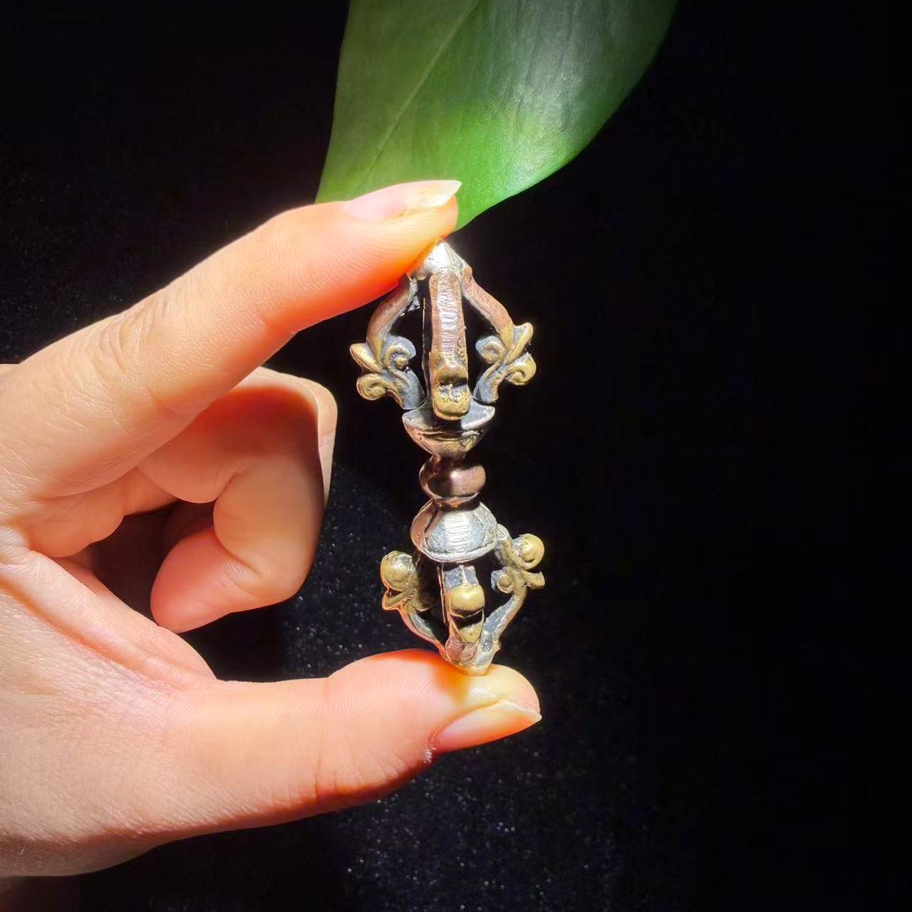 This is a handcrafted piece from the roof of the world, suitable as a necklace pendant, handcrafted by artisans using meteorite iron. It is exquisitely beautiful.