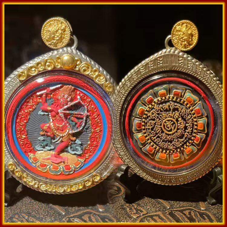 This is a Buddhist amulet made of clay by artisans on the roof of the world, fired at high temperatures, and hand-painted with mineral pigments. It is called Ming Buddha Wood.