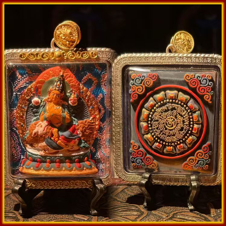 This is a Buddha amulet made of clay by artisans on the roof of the world, fired at high temperatures, and then hand-painted with mineral pigments. It is said to be named after Manjushri Bodhisattva.