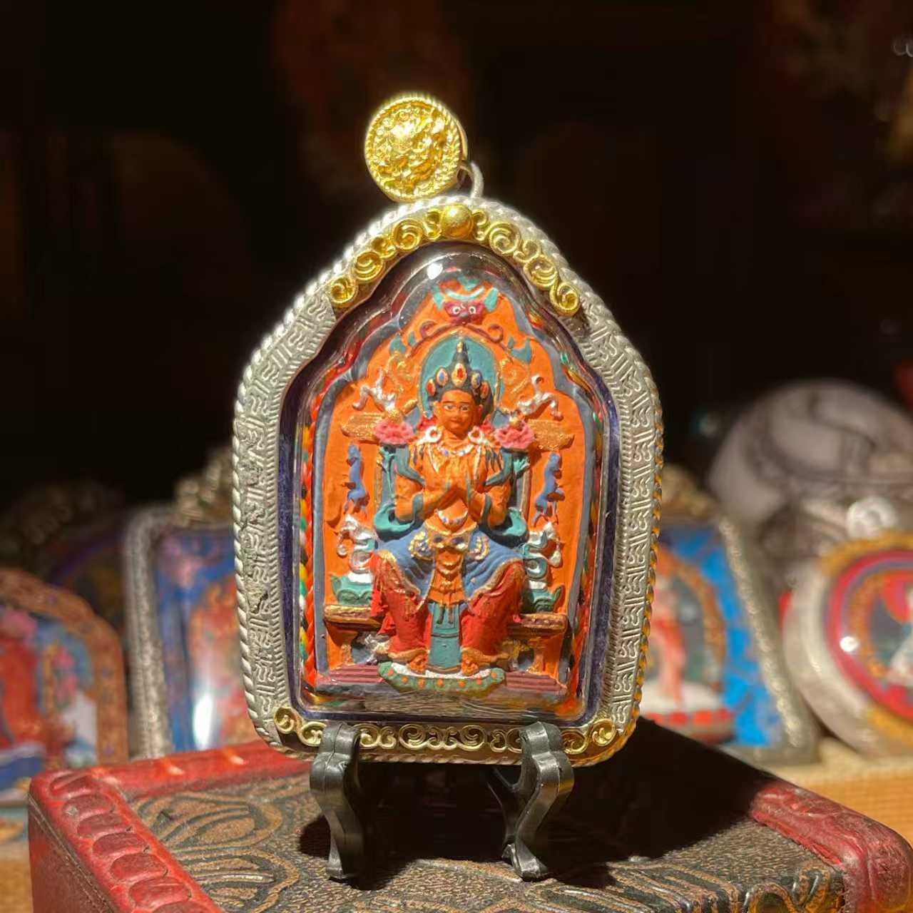This is a Buddha amulet made of clay by artisans on the roof of the world, fired at high temperatures, and then hand-painted with mineral pigments. Its name is Maitreya Buddha.