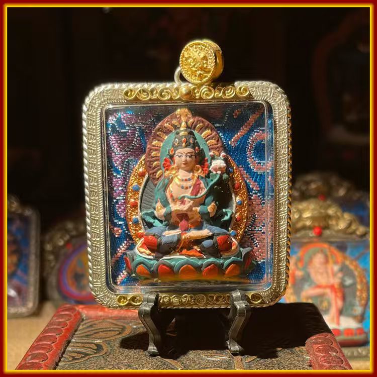 This is a Buddha amulet made of clay by artisans on the roof of the world, fired at high temperatures, and then hand-painted with mineral pigments. Its name is Mahasthamaprapta Bodhisattva.