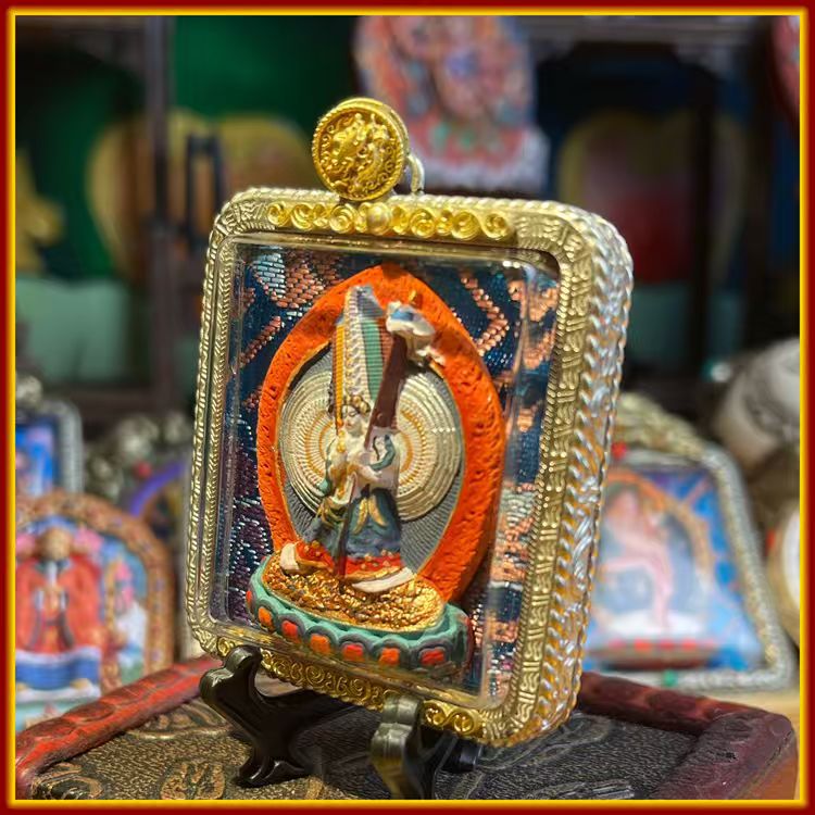 This is a Buddha amulet made of clay by artisans on the roof of the world, fired at high temperatures, and then hand-painted with mineral pigments. Its name is the Great White Umbrella Mother Buddha.