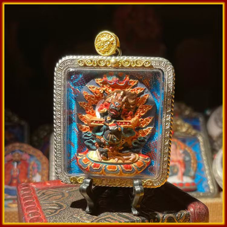 This is a Buddhist amulet made of clay by artisans on the roof of the world. After being fired at high temperatures, it was then hand-painted with mineral pigments. Its name is "Two-Armed Mahakala".
