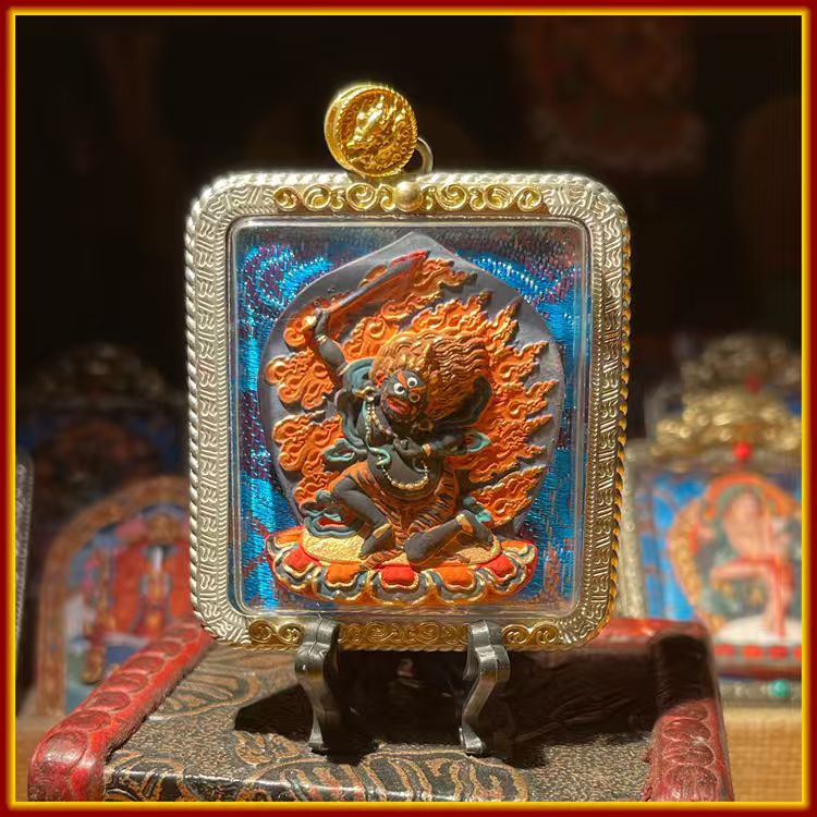 This is a Buddha amulet made of clay by artisans on the roof of the world, fired at high temperatures, and then hand-painted with mineral pigments. Its name is Acala (Fudō Myō-ō).