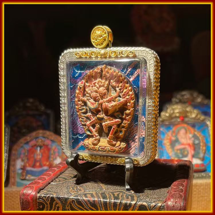 This is a Buddhist amulet made of clay by artisans on the roof of the world. It was fired at high temperatures and then hand-painted with mineral pigments. Its name is Shi Tuolingzhu.