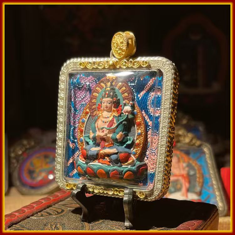 This is a Buddha amulet made of clay by artisans on the roof of the world, fired at high temperatures, and then hand-painted with mineral pigments. Its name is Mahasthamaprapta Bodhisattva.