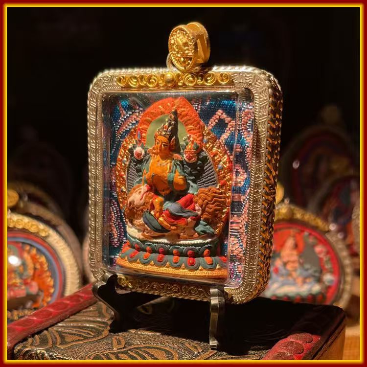 This is a Buddha amulet made of clay by artisans on the roof of the world, fired at high temperatures, and then hand-painted with mineral pigments. It is said to be named after Manjushri Bodhisattva.