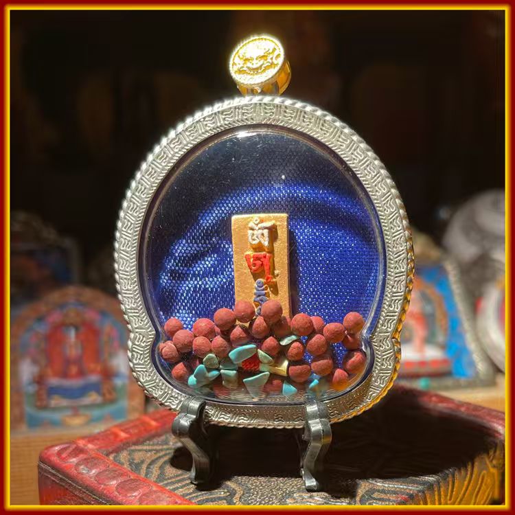 This is a Buddha amulet made of clay by artisans on the roof of the world, fired at high temperatures, and hand-painted with mineral pigments. Its name is White Jambhala.