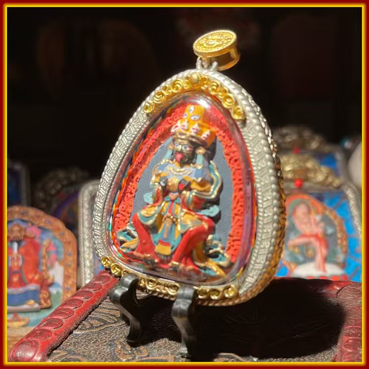 This is a Buddha amulet made of clay by artisans on the roof of the world, fired at high temperatures, and then hand-painted with mineral pigments. Its name is Zhaqilam.