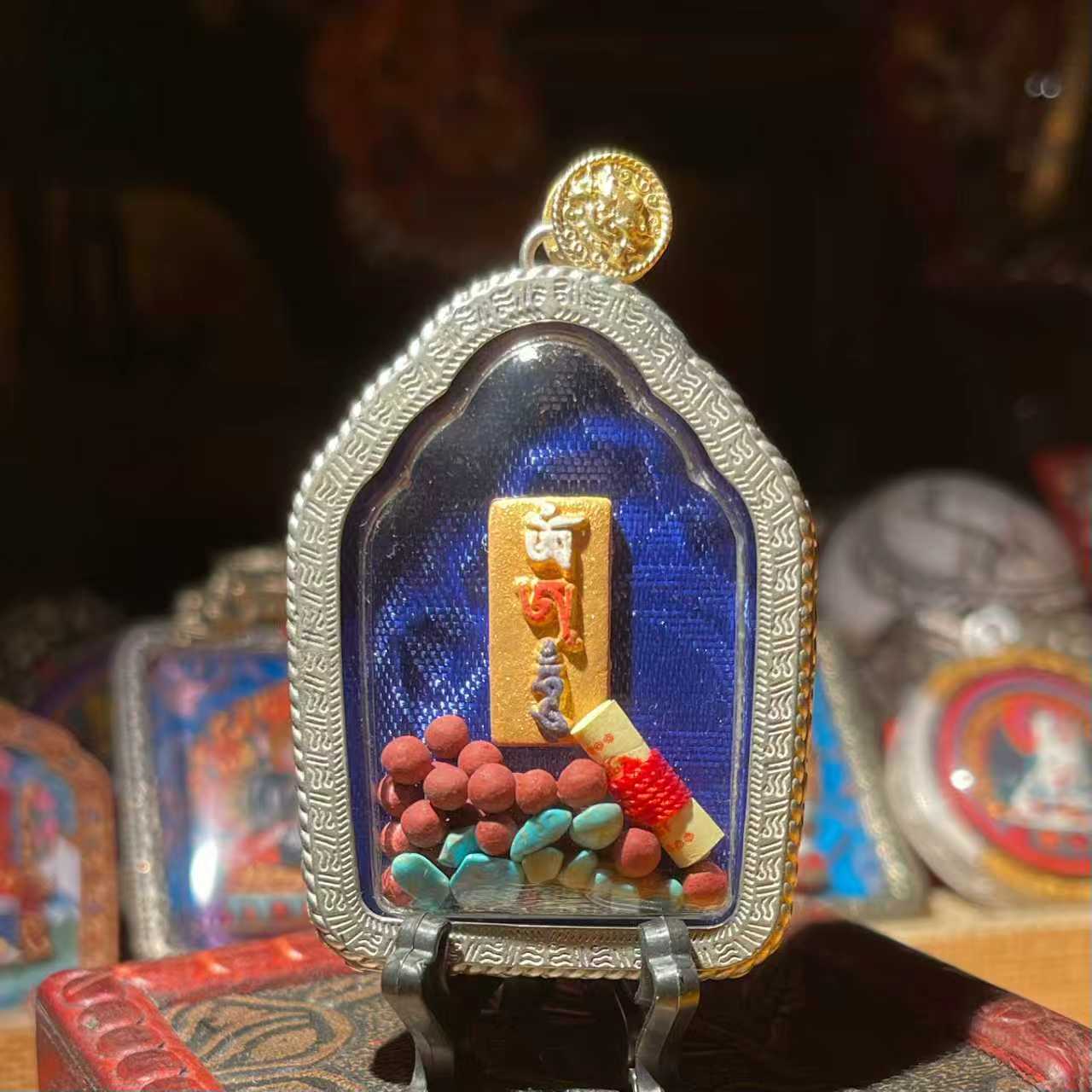 This is a Buddha amulet made of clay by artisans on the roof of the world, fired at high temperatures, and then hand-painted with mineral pigments. Its name is Maitreya Buddha.