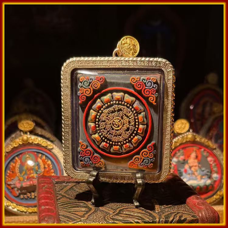 This is a Buddha amulet made of clay by artisans on the roof of the world, fired at high temperatures, and then hand-painted with mineral pigments. It is said to be named after Manjushri Bodhisattva.