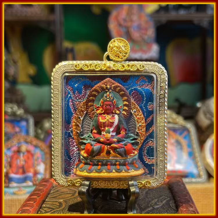 This is a Buddha amulet made of clay by artisans on the roof of the world, fired at high temperatures, and then hand-painted with mineral pigments. Its name is the Buddha of Longevity.