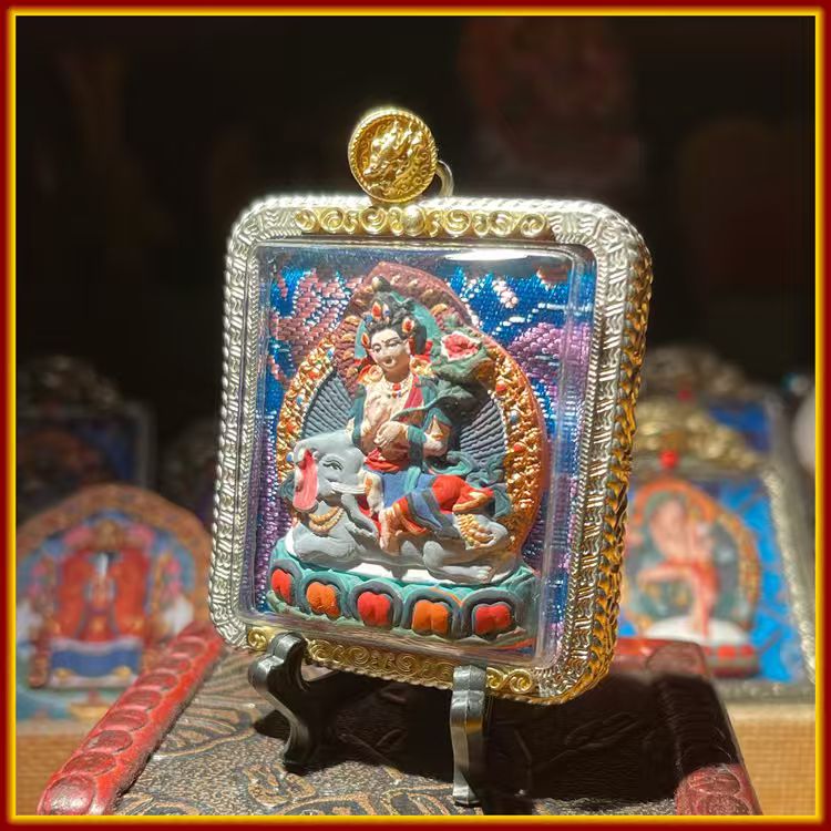 This is a Buddha amulet made of clay by artisans on the roof of the world, fired at high temperatures, and then hand-painted with mineral pigments. Its name is Samantabhadra Bodhisattva.