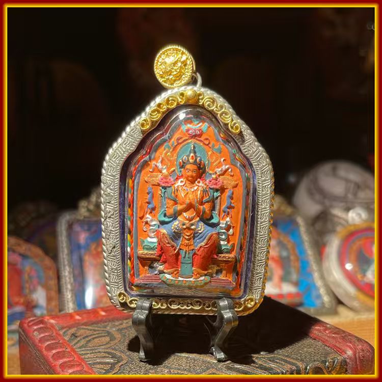 This is a Buddha amulet made of clay by artisans on the roof of the world, fired at high temperatures, and then hand-painted with mineral pigments. Its name is Maitreya Buddha.