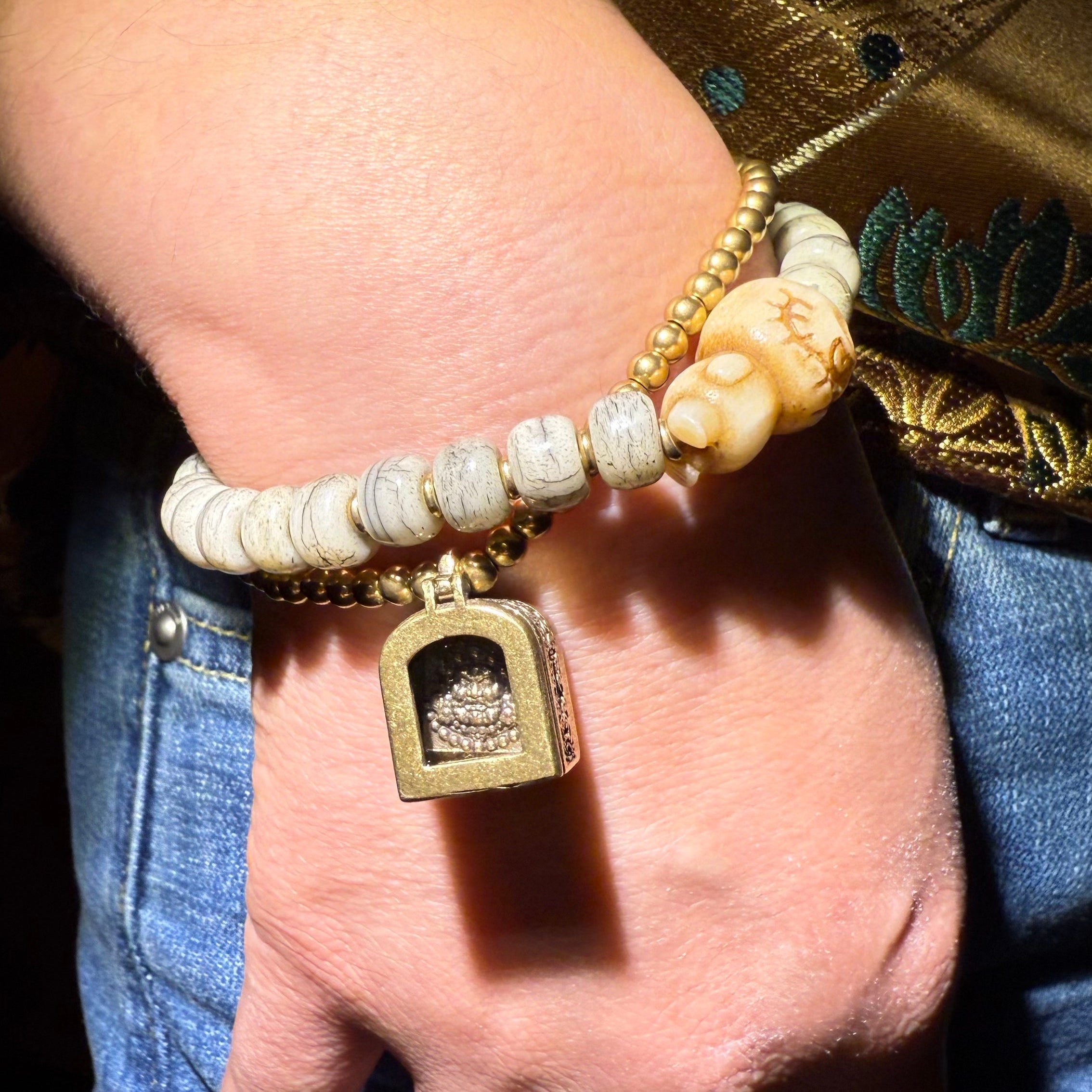 Tibetan Amulets – Hand-painted & Handcrafted. Dzi Bead Necklaces & Bracelets, Thangka, Sacred Symbols, Natural Gemstones. Lucky Charms, Blessed Items, Energy Purification, Vintage Collectibles.