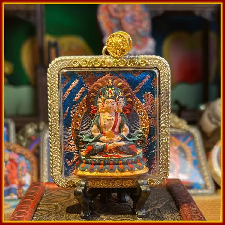 This is a Buddha amulet made of clay by artisans on the roof of the world, fired at high temperatures, and then hand-painted with mineral pigments. Its name is Vairocana Buddha.