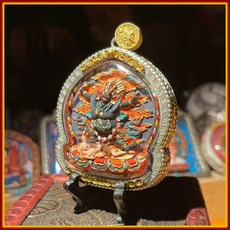 These are Buddhist amulets made of clay by artisans on the roof of the world, fired at high temperatures and hand-painted with mineral pigments. Its name is Wu Wenshu.