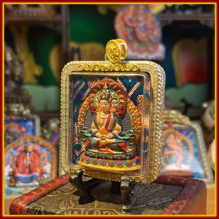 This is a Buddha amulet made of clay by artisans on the roof of the world, fired at high temperatures, and then hand-painted with mineral pigments. Its name is Vairocana Buddha.
