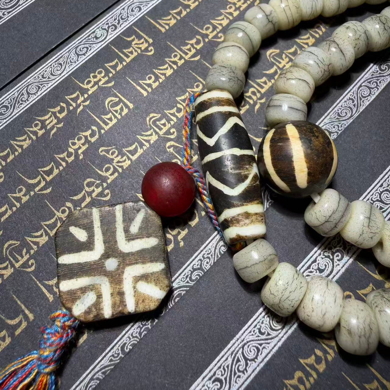 Tibetan Amulets – Hand-painted & Handcrafted. Dzi Bead Necklaces & Bracelets, Thangka, Sacred Symbols, Natural Gemstones. Lucky Charms, Blessed Items, Energy Purification, Vintage Collectibles.