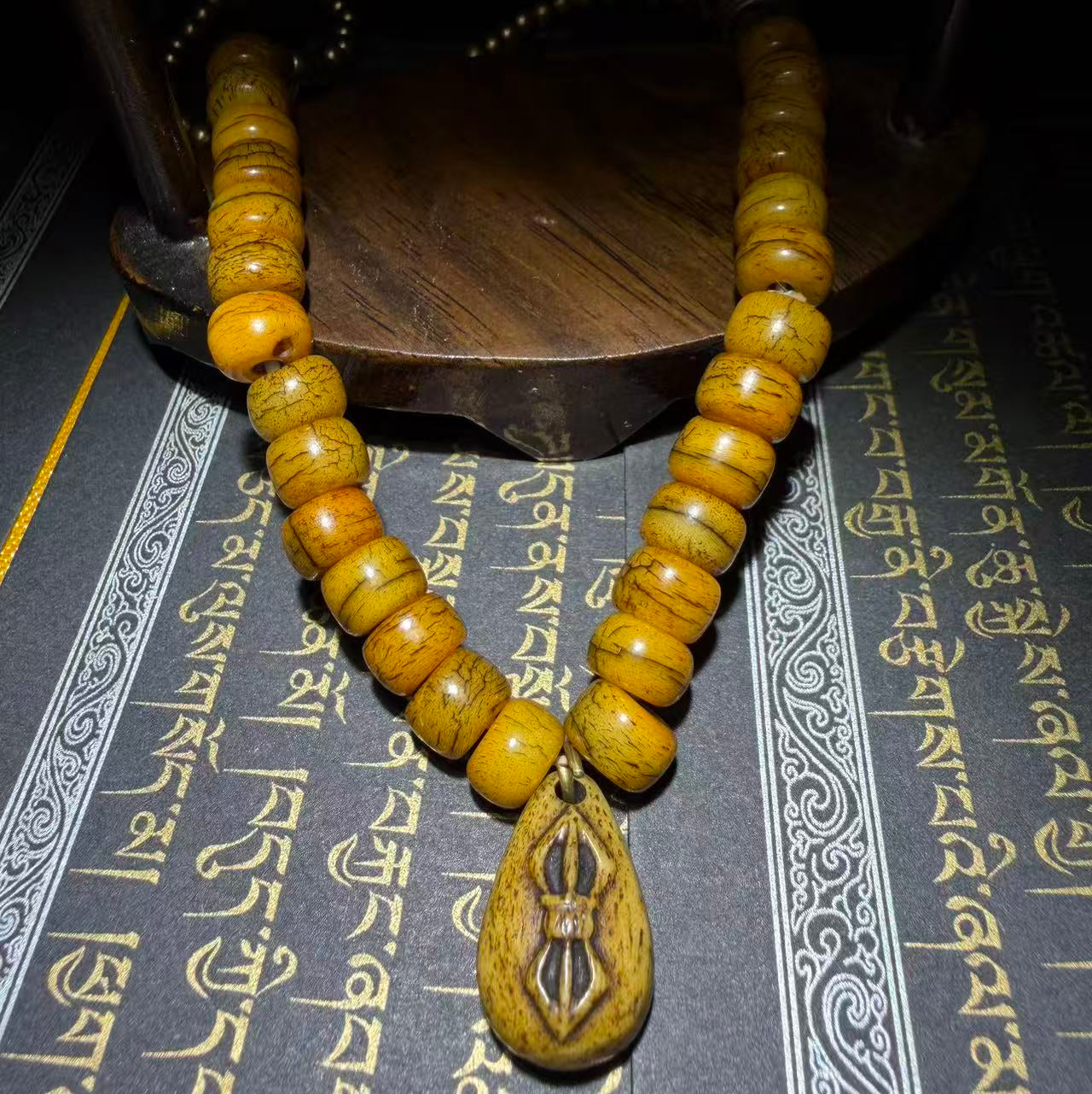 Tibetan Amulets – Hand-painted & Handcrafted. Dzi Bead Necklaces & Bracelets, Thangka, Sacred Symbols, Natural Gemstones. Lucky Charms, Blessed Items, Energy Purification, Vintage Collectibles.