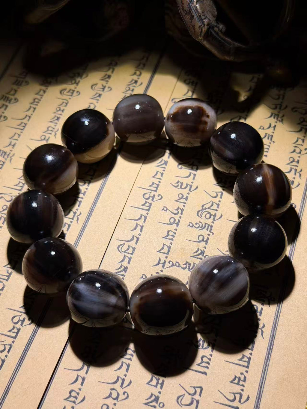 Tibetan Amulets – Hand-painted & Handcrafted. Dzi Bead Necklaces & Bracelets, Thangka, Sacred Symbols, Natural Gemstones. Lucky Charms, Blessed Items, Energy Purification, Vintage Collectibles.