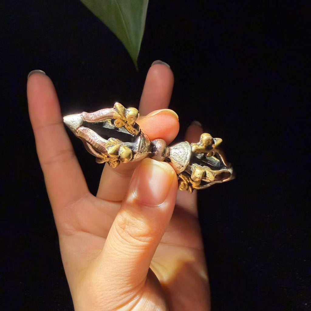 This is a handcrafted piece from the roof of the world, suitable as a necklace pendant, handcrafted by artisans using meteorite iron. It is exquisitely beautiful.