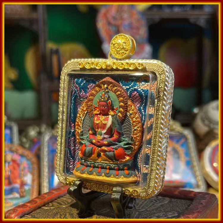 This is a Buddha amulet made of clay by artisans on the roof of the world, fired at high temperatures, and then hand-painted with mineral pigments. Its name is the Buddha of Longevity.