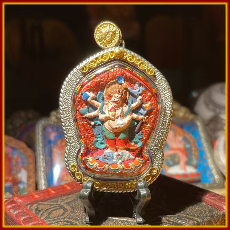 This is a Buddha amulet made of clay by artisans on the roof of the world, fired at high temperatures, and then hand-painted with mineral pigments. Its name is White Six-Bi Mahakala.