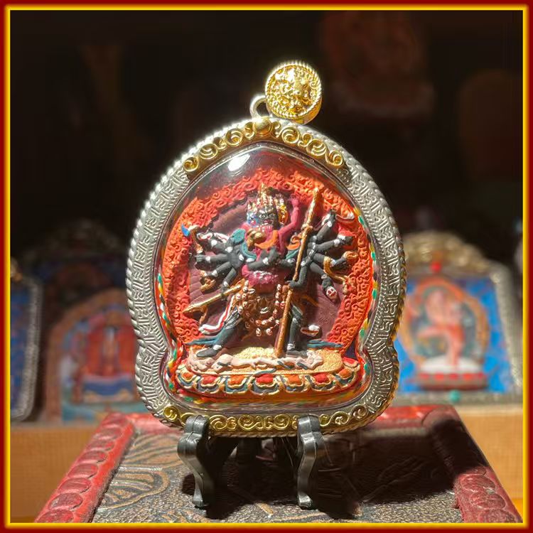 This is a Buddha amulet made of clay by artisans on the roof of the world, fired at high temperatures, and then hand-painted with mineral pigments. Its name is "Dense Vajra".