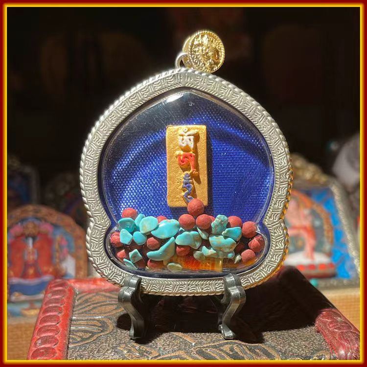 These are Buddhist amulets made of clay by artisans on the roof of the world, fired at high temperatures and hand-painted with mineral pigments. Its name is Wu Wenshu.