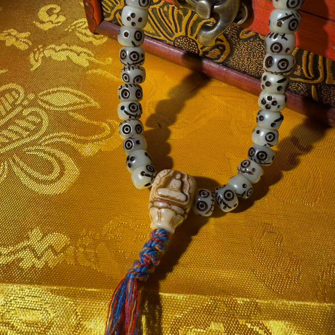 Tibetan Amulets – Hand-painted & Handcrafted. Dzi Bead Necklaces & Bracelets, Thangka, Sacred Symbols, Natural Gemstones. Lucky Charms, Blessed Items, Energy Purification, Vintage Collectibles.