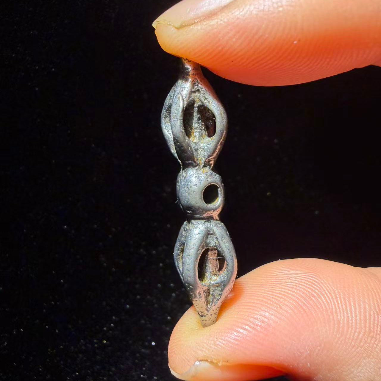 Tibetan amulets – purely handmade. Dzi bead necklaces and bracelets, bangles, rings, Thangkas, sacred symbols, natural gemstones. Lucky charms, blessed items, energy purification items, vintage collectibles.