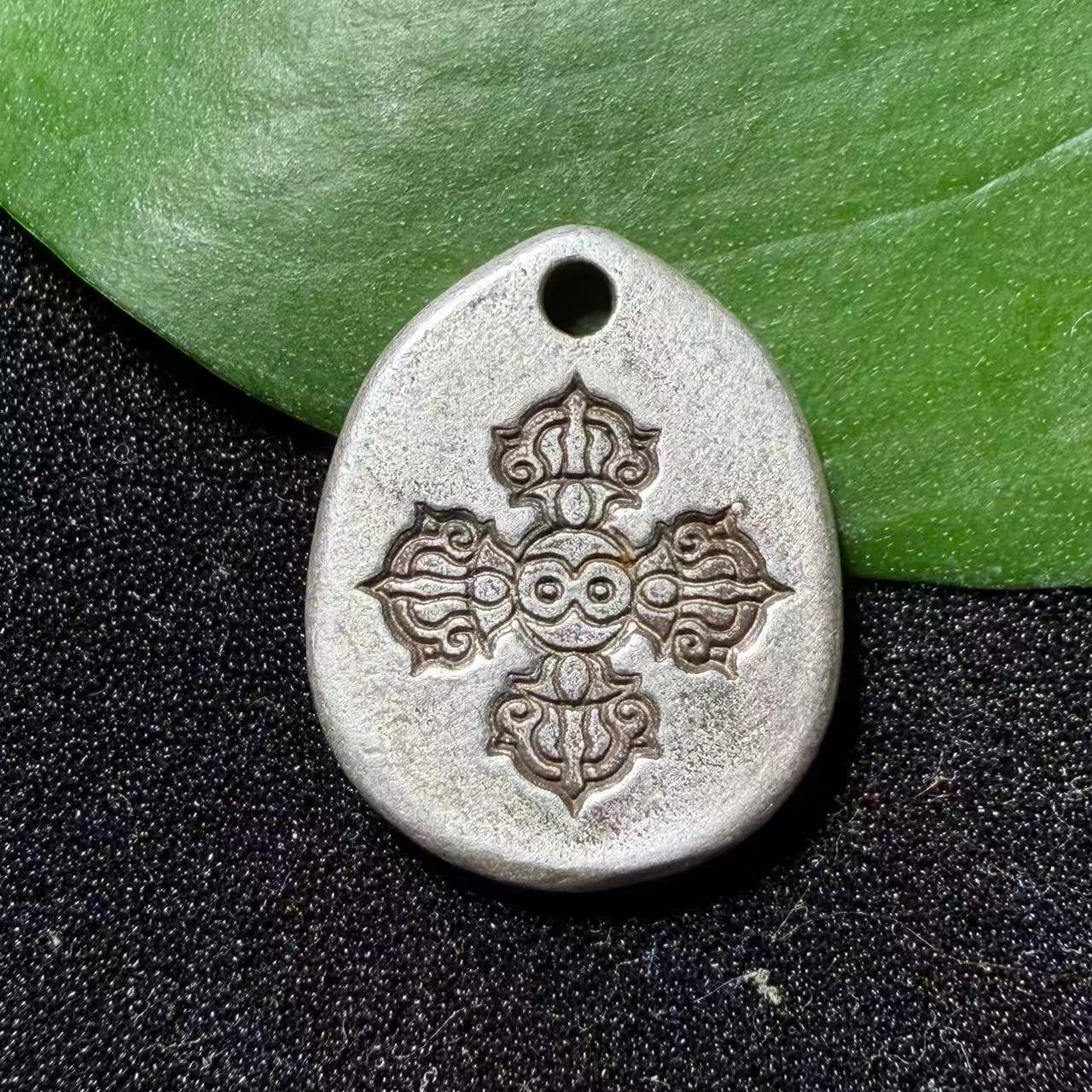 Tibetan amulets – purely handmade. Dzi bead necklaces and bracelets, bangles, rings, Thangkas, sacred symbols, natural gemstones. Lucky charms, blessed items, energy purification items, vintage collectibles.