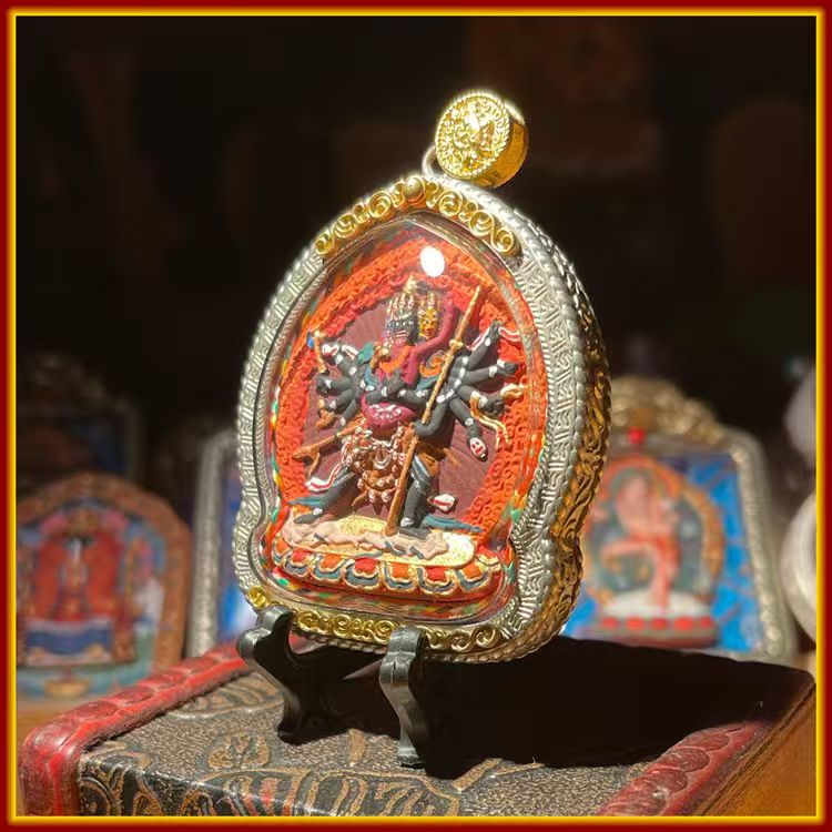 This is a Buddha amulet made of clay by artisans on the roof of the world, fired at high temperatures, and then hand-painted with mineral pigments. Its name is "Dense Vajra".