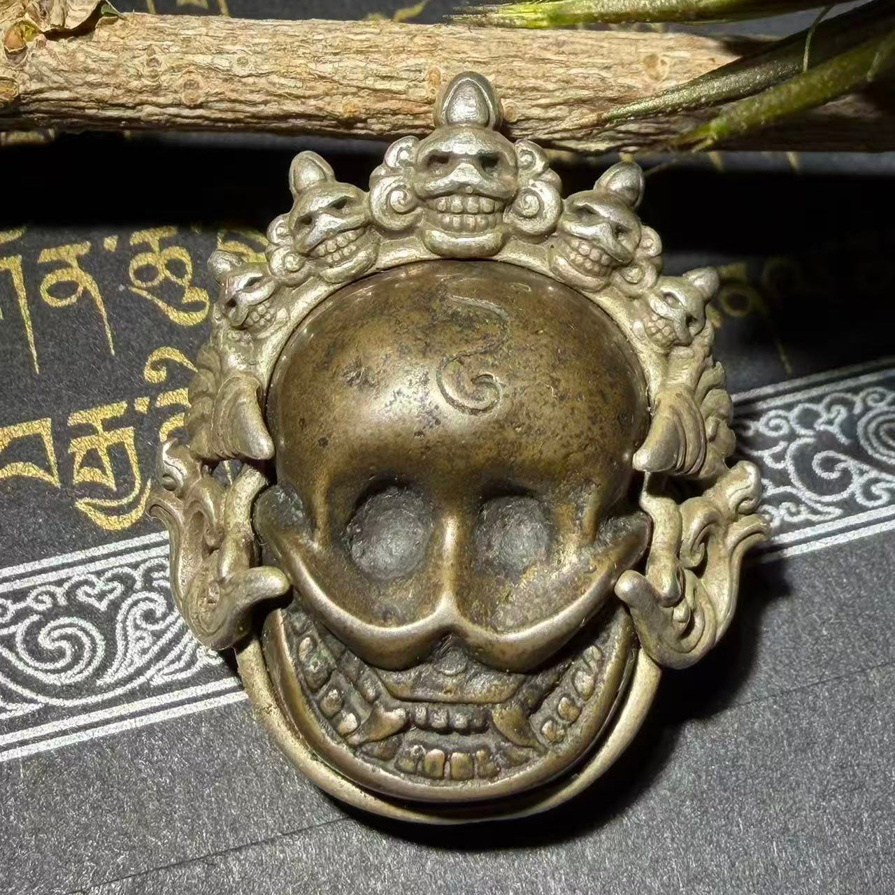 This is a handcrafted piece from the roof of the world, suitable as a necklace pendant, handcrafted by artisans using meteorite iron. It is exquisitely beautiful.