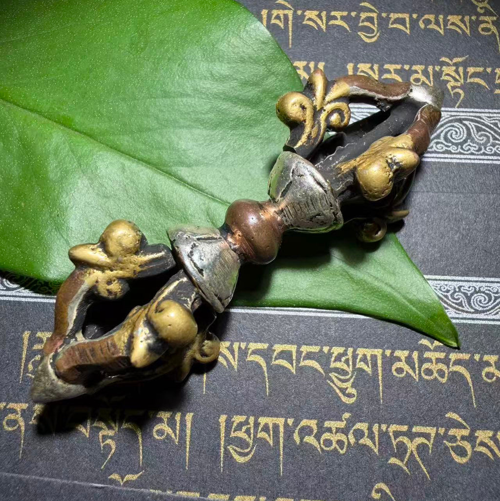 This is a handcrafted piece from the roof of the world, suitable as a necklace pendant, handcrafted by artisans using meteorite iron. It is exquisitely beautiful.