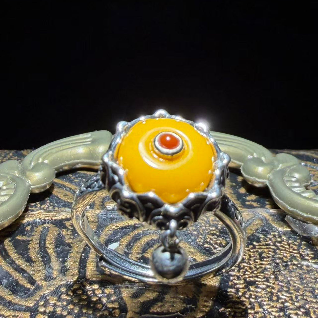 Tibetan amulets – purely handmade. Dzi bead necklaces and bracelets, bangles, rings, Thangkas, sacred symbols, natural gemstones. Lucky charms, blessed items, energy purification items, vintage collectibles.