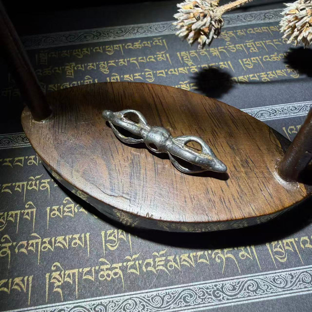 Tibetan amulets – purely handmade. Dzi bead necklaces and bracelets, bangles, rings, Thangkas, sacred symbols, natural gemstones. Lucky charms, blessed items, energy purification items, vintage collectibles.