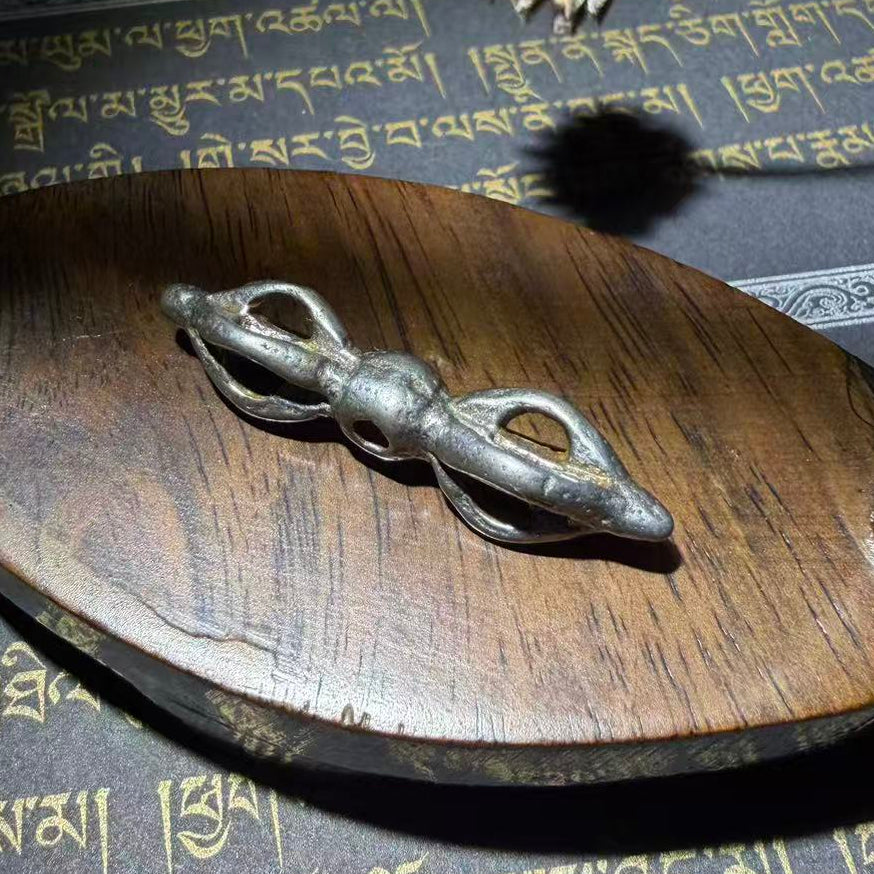 Tibetan amulets – purely handmade. Dzi bead necklaces and bracelets, bangles, rings, Thangkas, sacred symbols, natural gemstones. Lucky charms, blessed items, energy purification items, vintage collectibles.