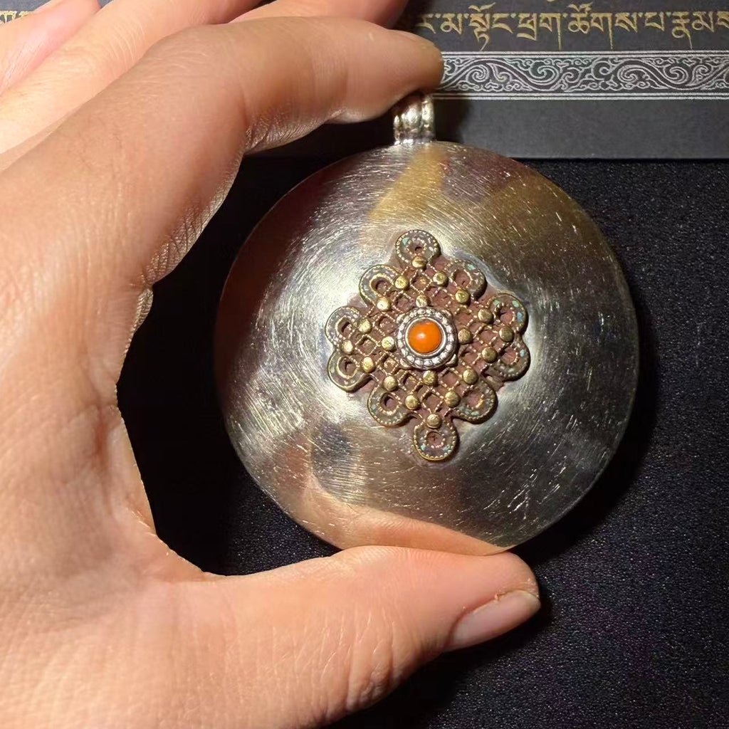 Tibetan amulets – purely handmade. Dzi bead necklaces and bracelets, bangles, rings, Thangkas, sacred symbols, natural gemstones. Lucky charms, blessed items, energy purification items, vintage collectibles.