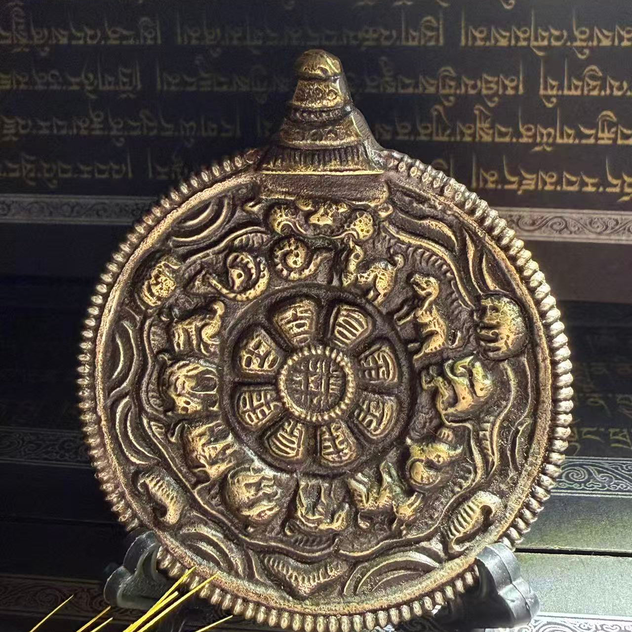 Tibetan amulets – purely handmade. Dzi bead necklaces and bracelets, bangles, rings, Thangkas, sacred symbols, natural gemstones. Lucky charms, blessed items, energy purification items, vintage collectibles.