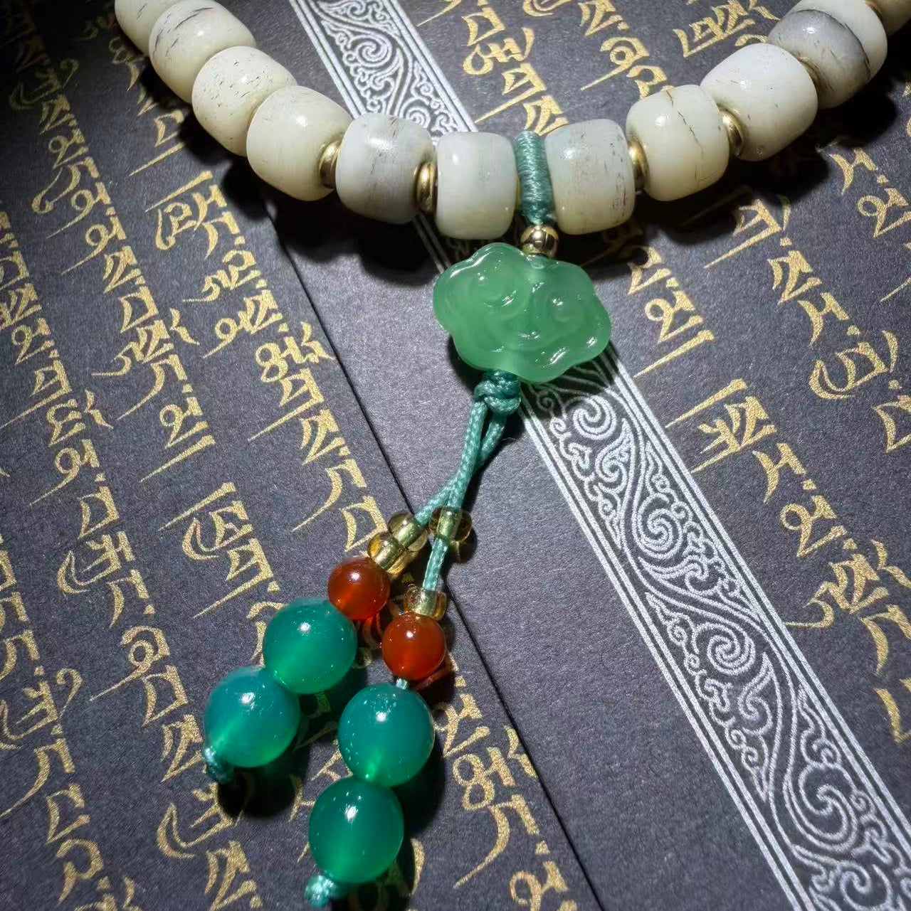 Tibetan Amulets – Hand-painted & Handcrafted. Dzi Bead Necklaces & Bracelets, Thangka, Sacred Symbols, Natural Gemstones. Lucky Charms, Blessed Items, Energy Purification, Vintage Collectibles.